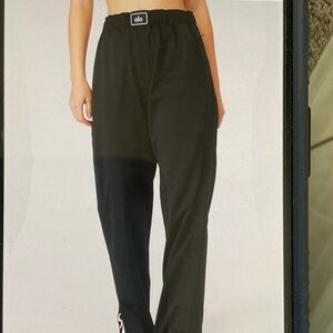 NWT  ALO YOGA PRIZEWINNER PANTS - XS